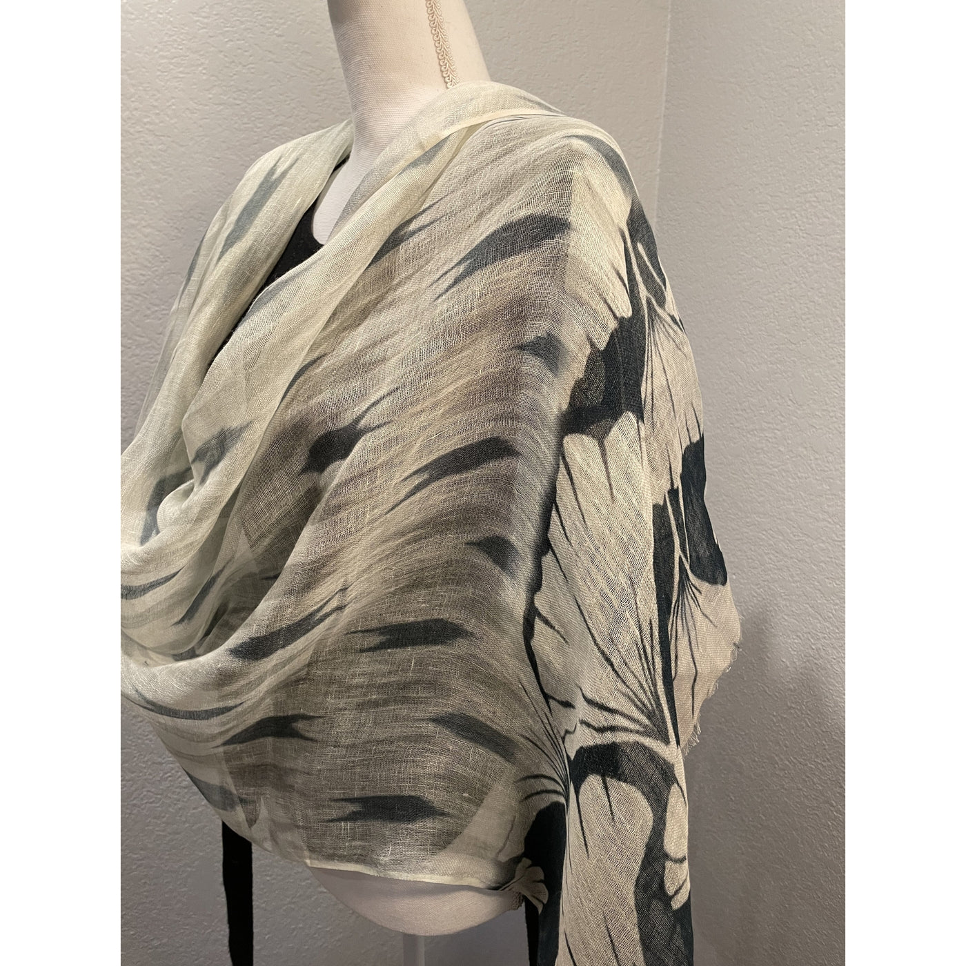 732/A/Grey cream linen Scarf